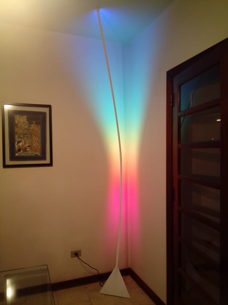 Urutau Diamond acesa em âmbar, do chão ao teto no canto de uma sala