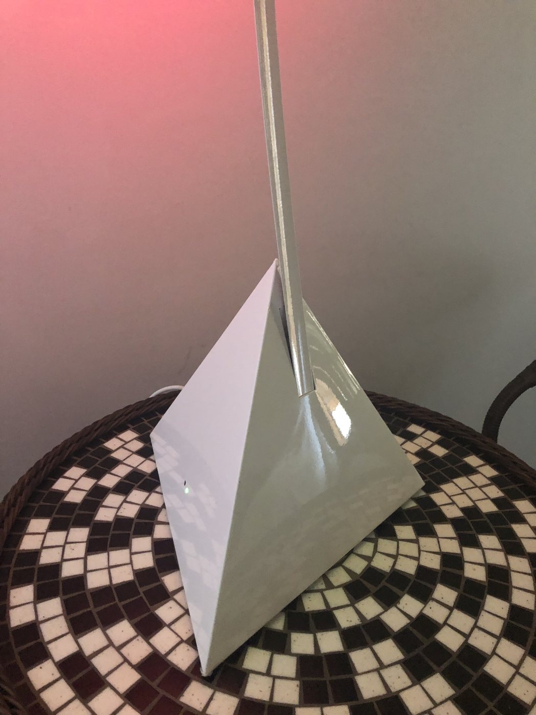 Close da base tetraédrica branca da Urutau, em alumínio com pintura eletrostática brilhante