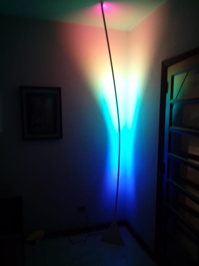 Base tetraédrica branca da Urutau, em alumínio com pintura eletrostática