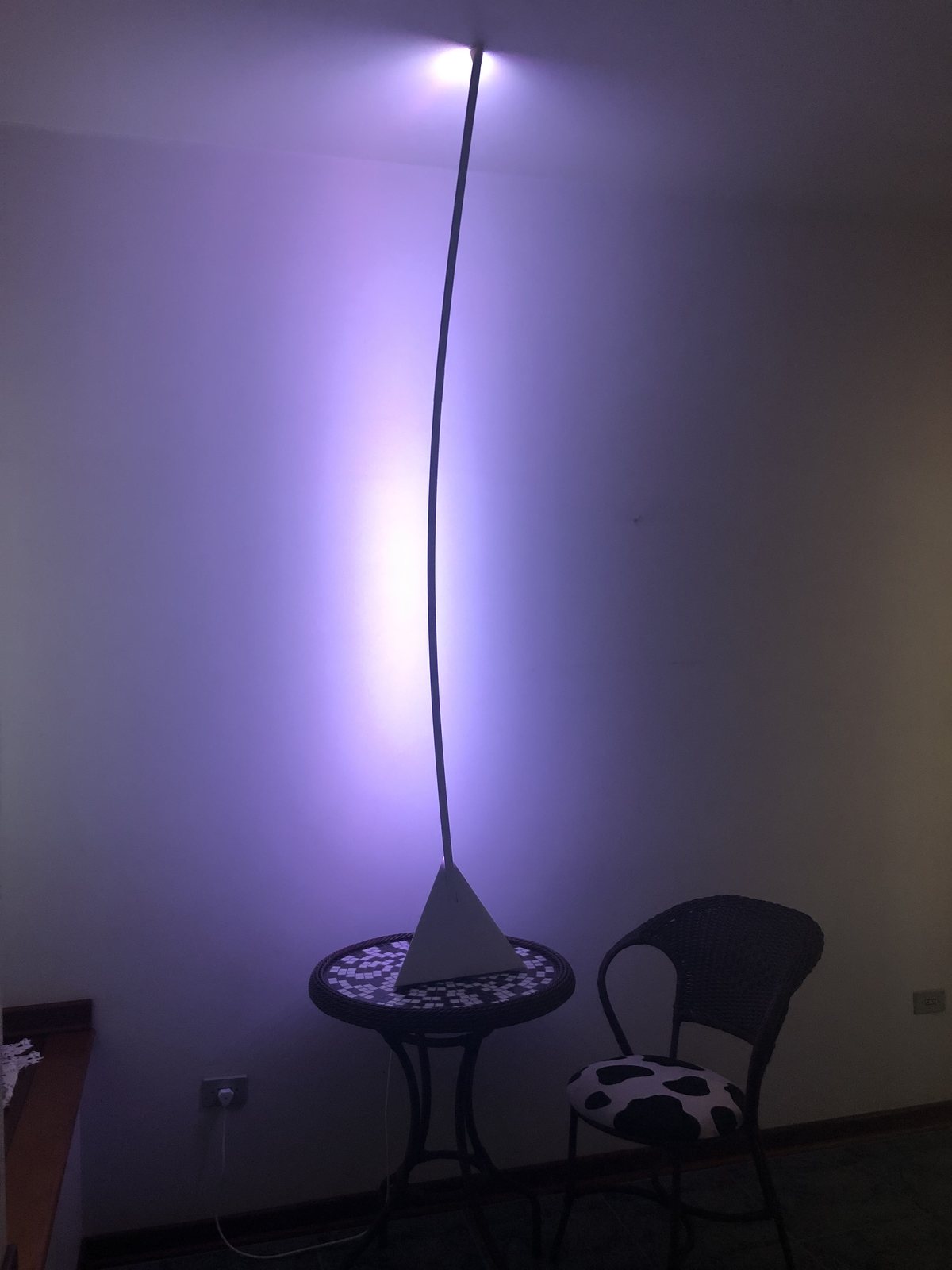 Urutau Diamond em luz branca serena, apoiada sobre uma mesa e tocando o teto